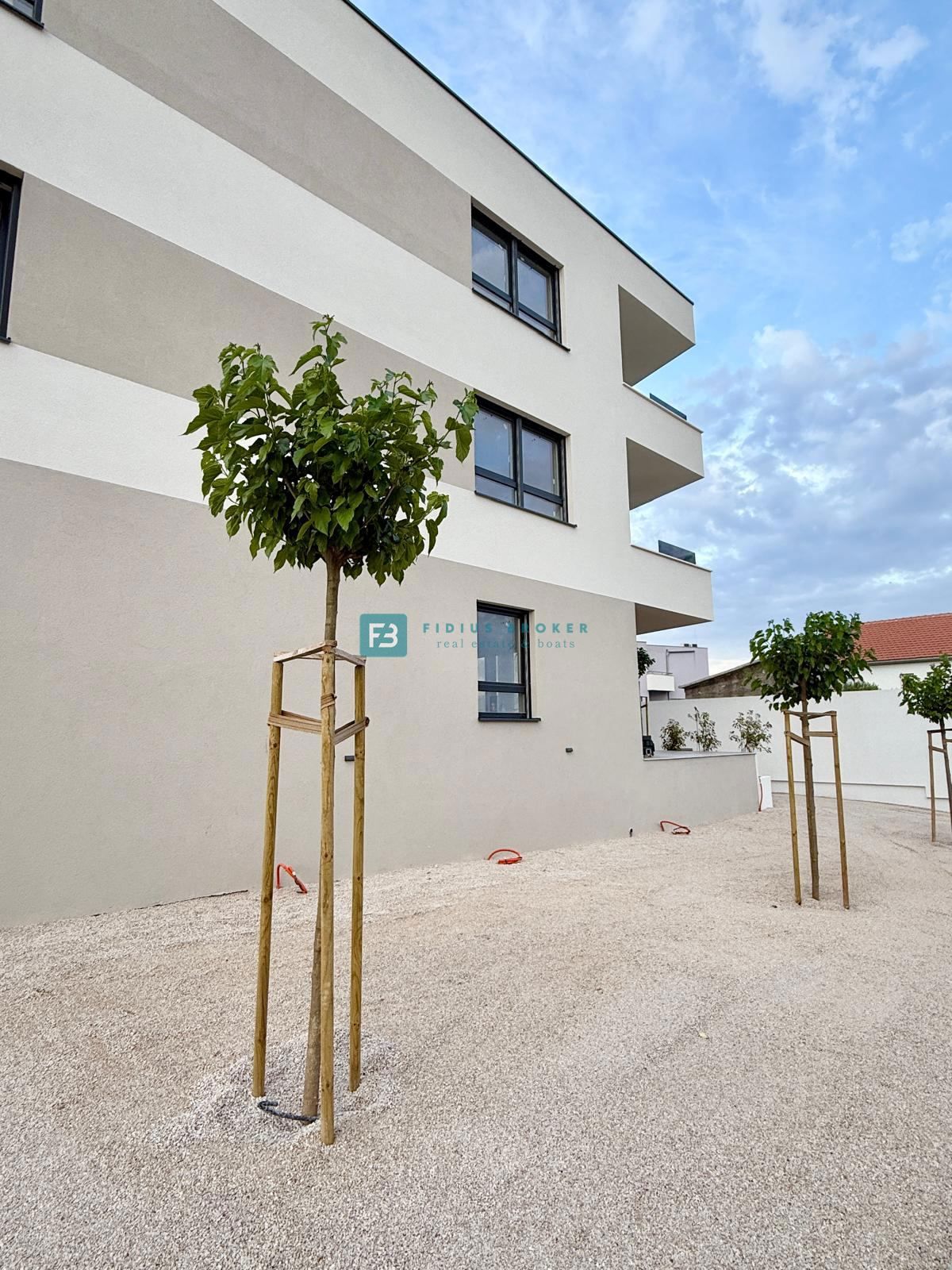 VODICE, novogradnja, moderno stanovanje, 1. nadstropje, 400 m od plaže