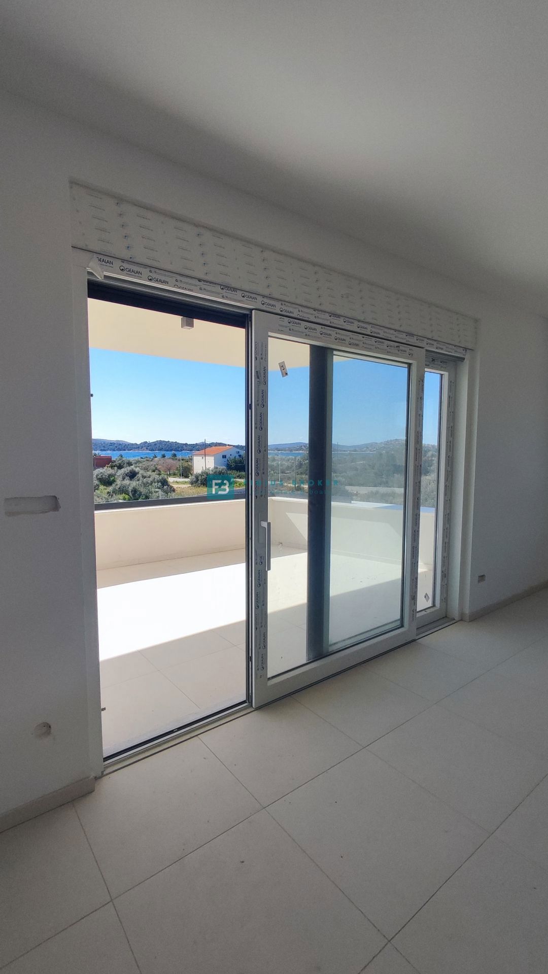 VODICE, novogradnja, moderno stanovanje, 1. nadstropje, 400 m od plaže