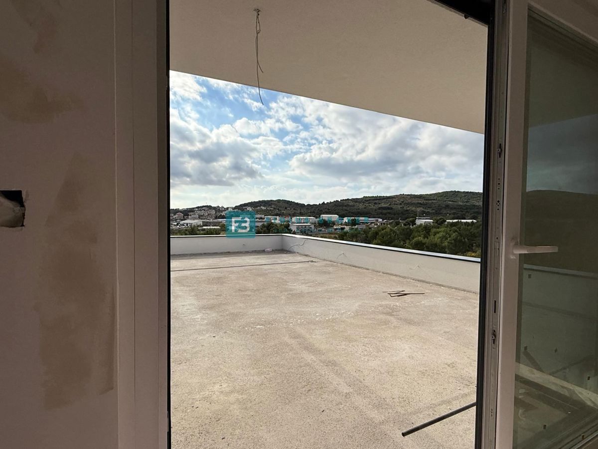 VODICE, novogradnja, dvoetažno stanovanje, pogled na morje, strešna terasa