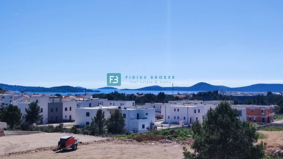 VODICE, novogradnja, dvoetažno stanovanje, pogled na morje, strešna terasa