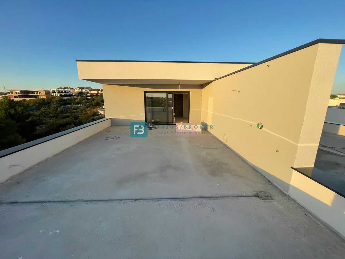 VODICE, novogradnja, dvoetažno stanovanje, pogled na morje, strešna terasa