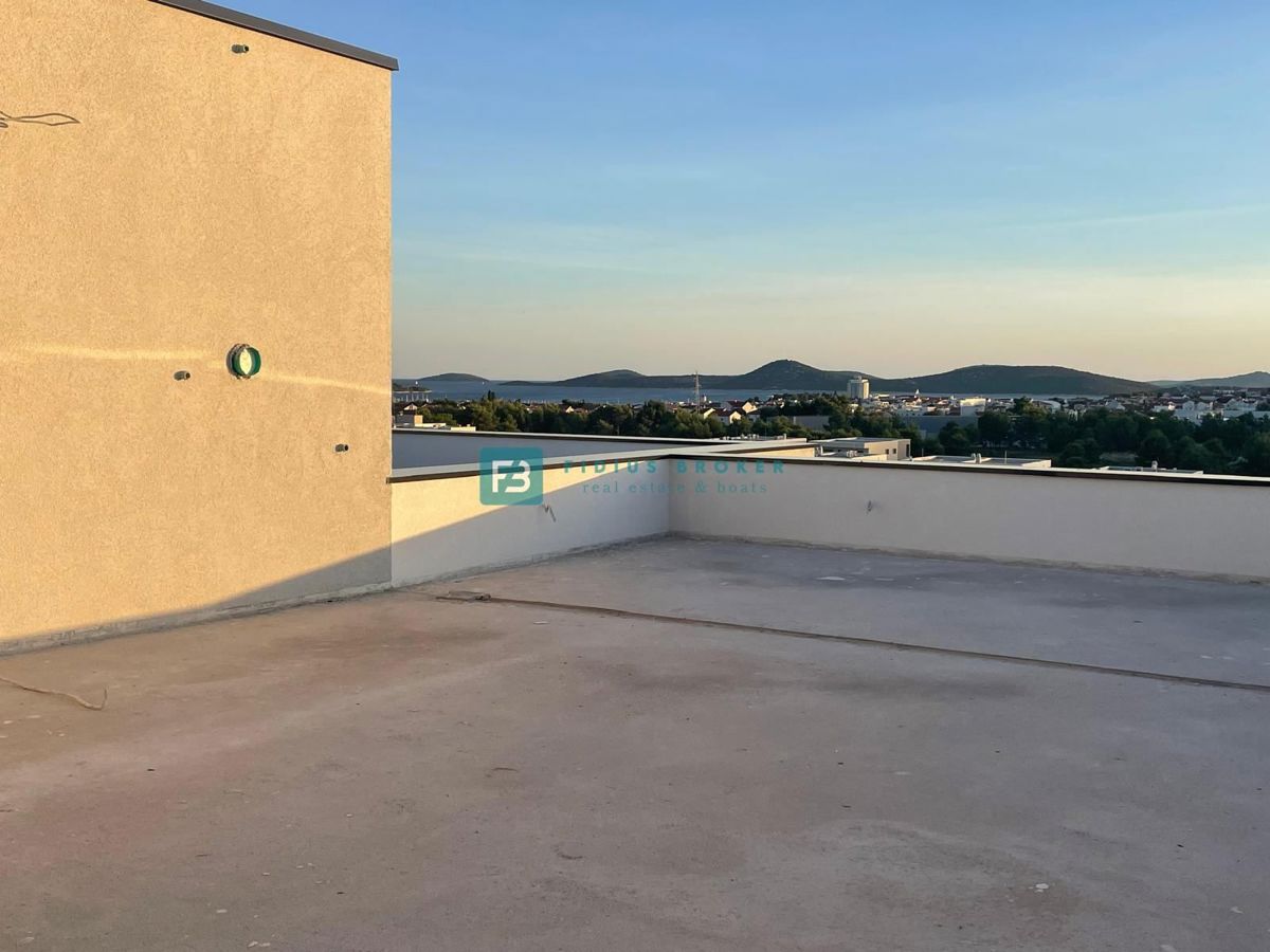 VODICE, novogradnja, dvoetažno stanovanje, pogled na morje, strešna terasa