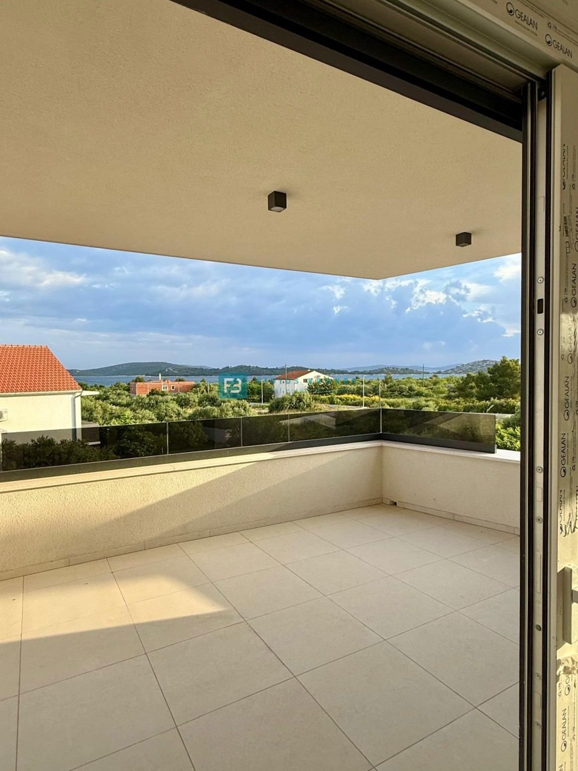 VODICE, novogradnja, 2. nadstropje, 400 m od plaže, pogled na more