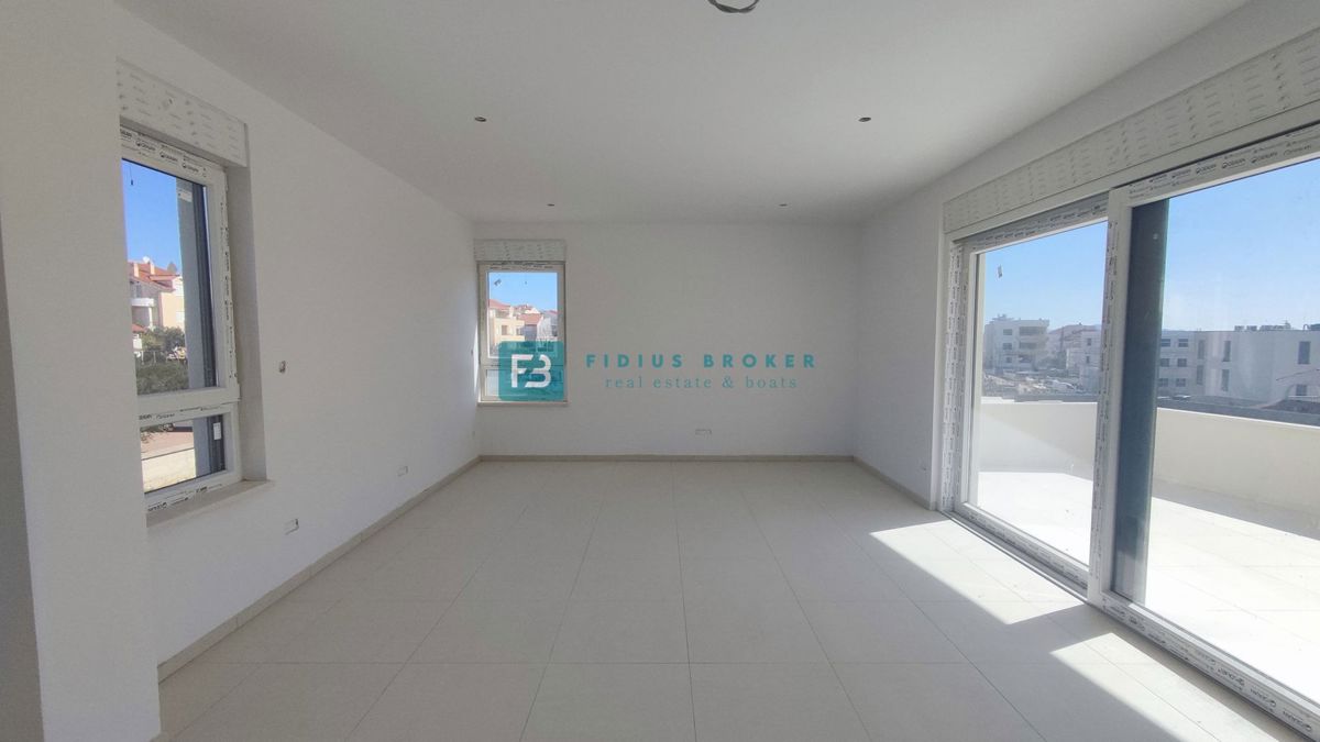VODICE, novogradnja, 2. nadstropje, 400 m od plaže, pogled na more