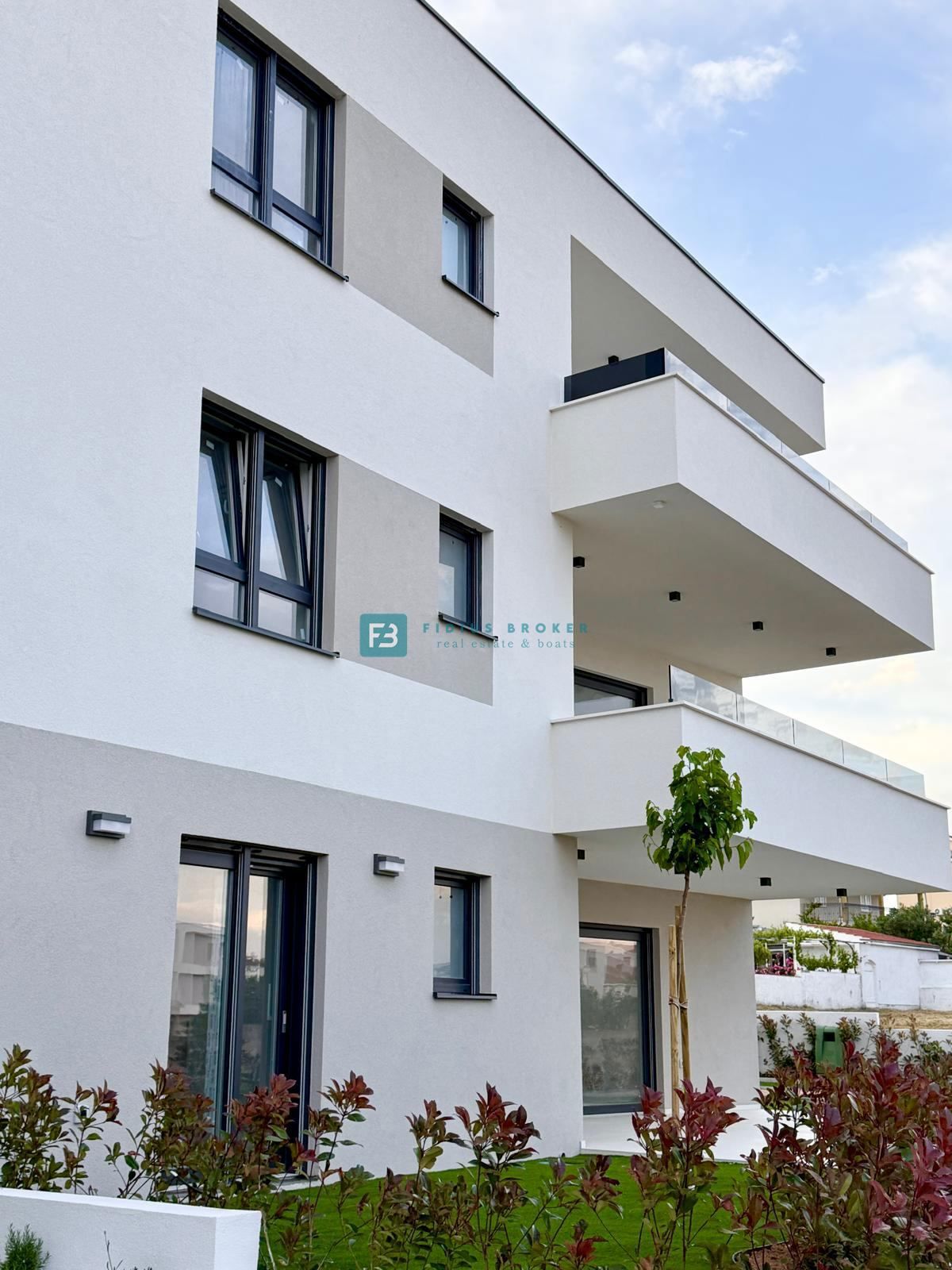 VODICE, novogradnja, 2. nadstropje, 400 m od plaže, pogled na more