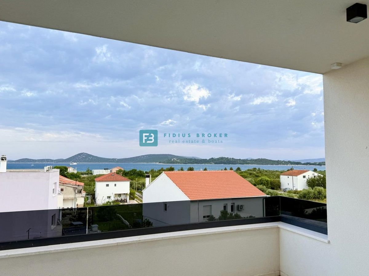 VODICE, novogradnja, 2. nadstropje, 400 m od plaže, pogled na more