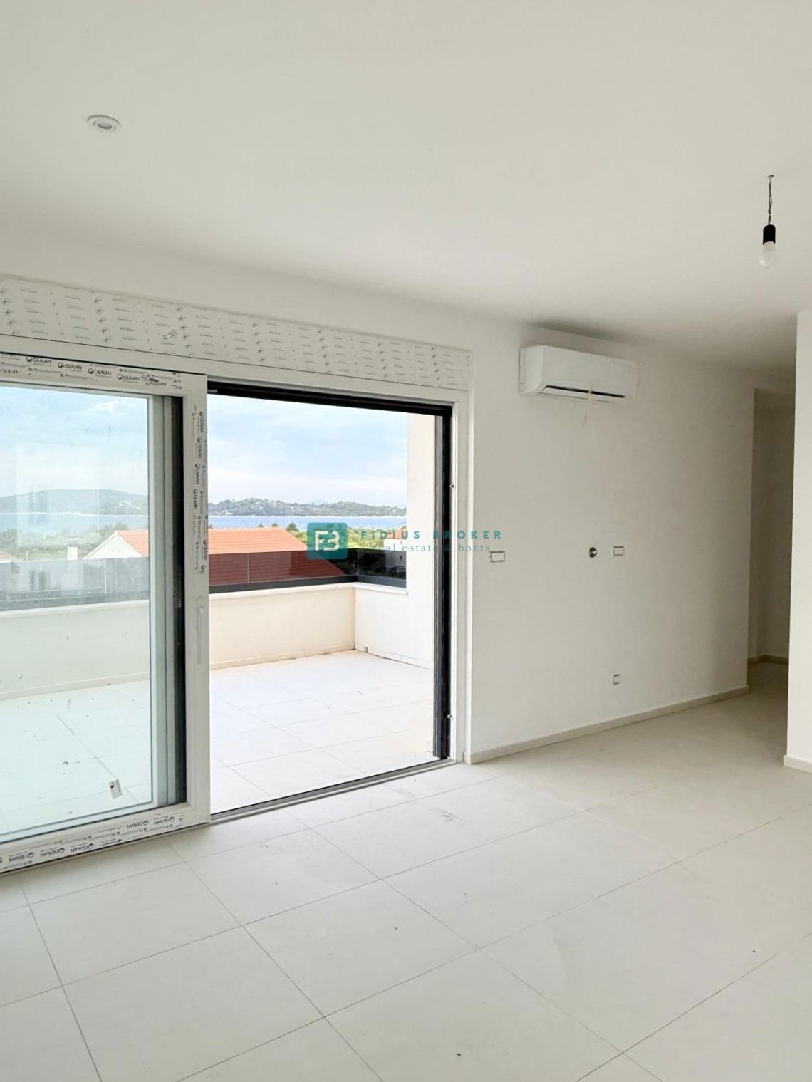 VODICE, novogradnja, 2. nadstropje, 400 m od plaže, pogled na more