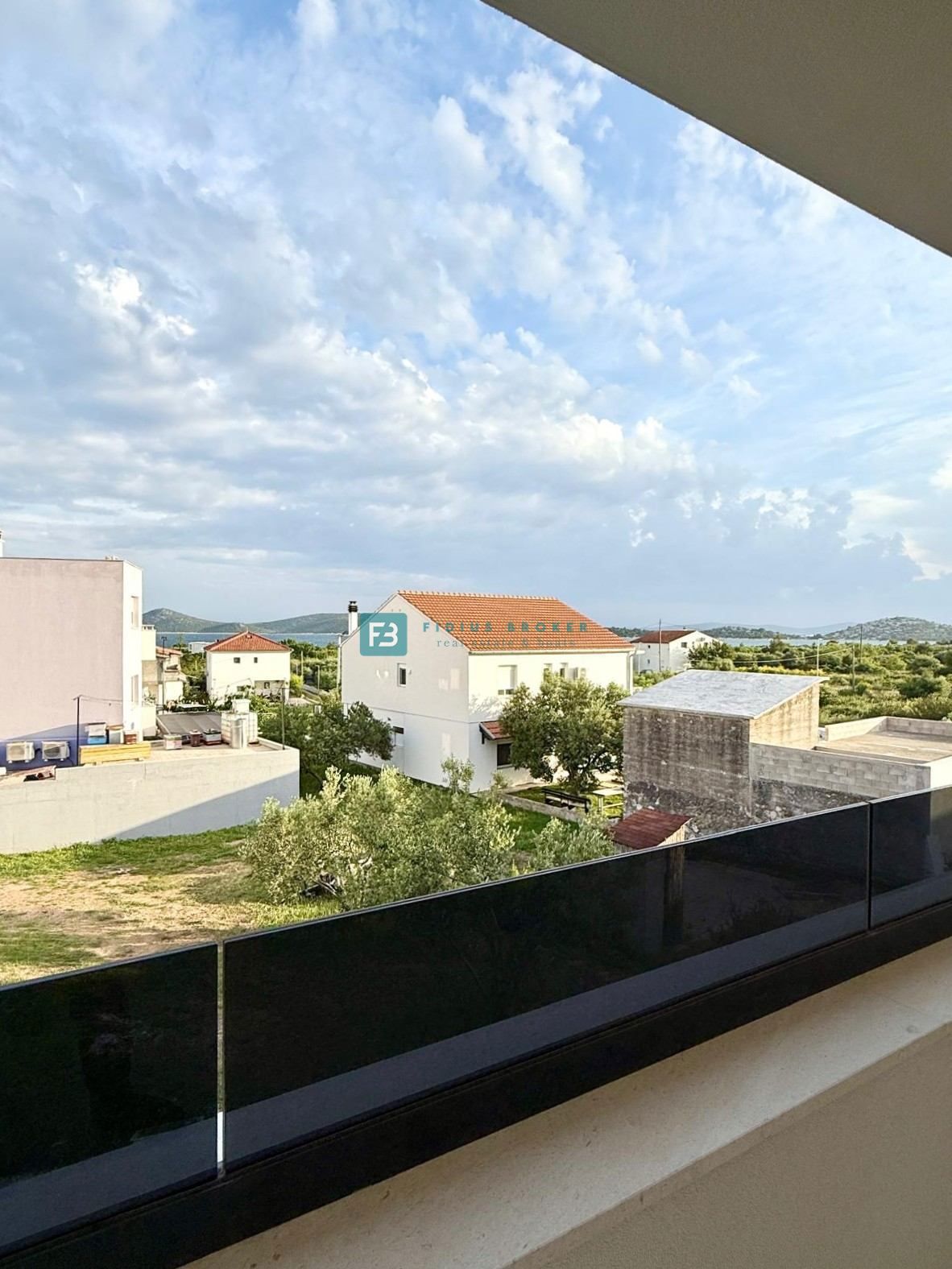 VODICE, novogradnja, 2. nadstropje, 400 m od plaže, pogled na more