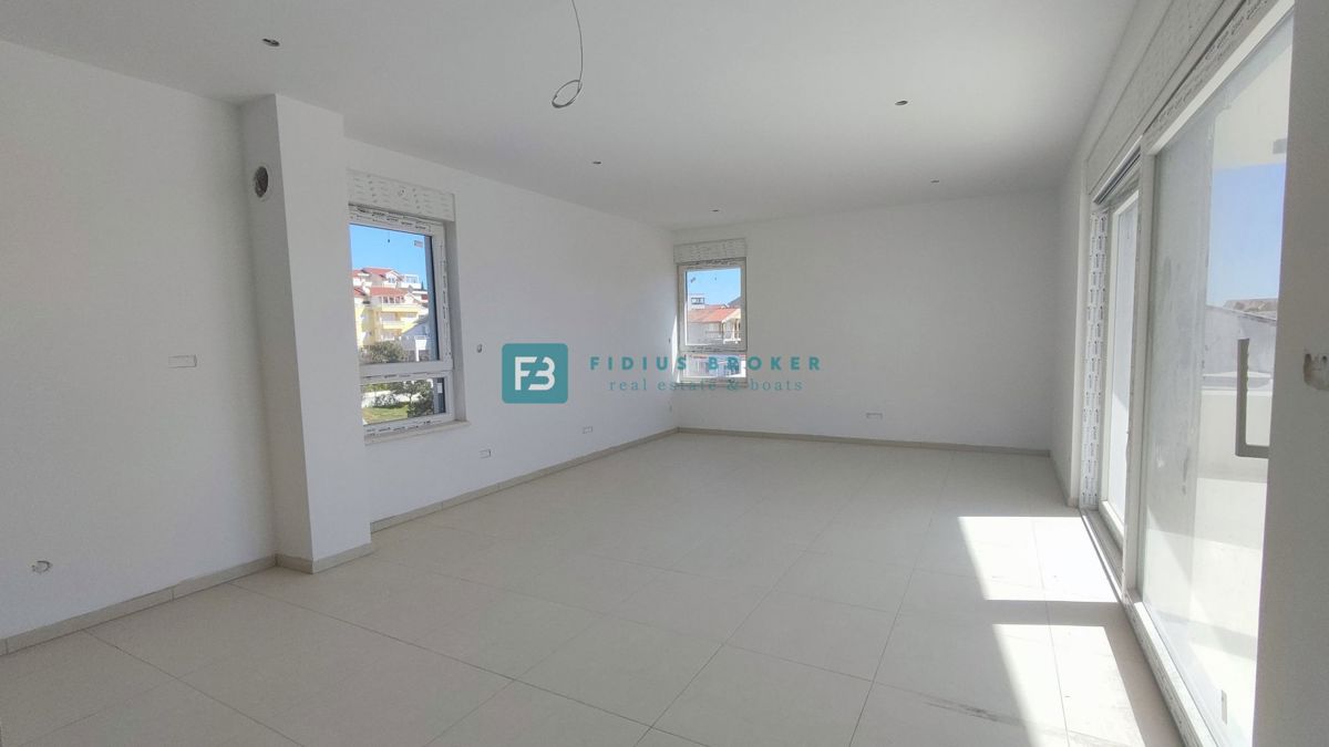 VODICE, novogradnja, 2. nadstropje, 400 m od plaže, pogled na more