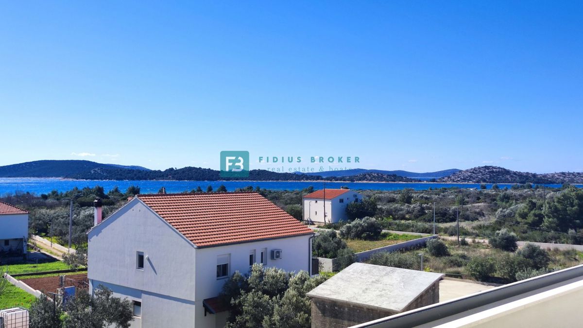 VODICE, novogradnja, 2. nadstropje, 400 m od plaže, pogled na more