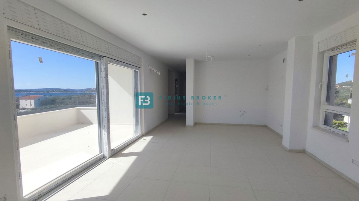 VODICE, novogradnja, 2. nadstropje, 400 m od plaže, pogled na more