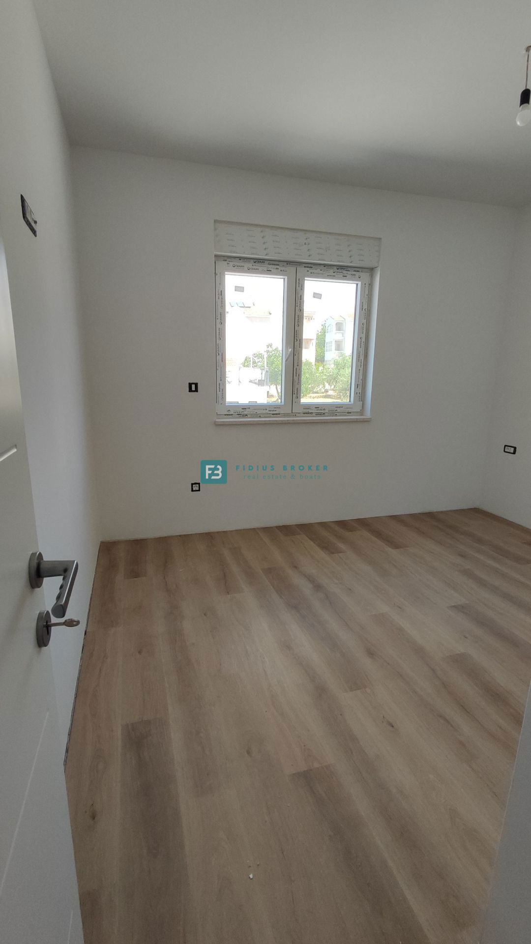 VODICE, novogradnja, 300 m od plaže, 1. nadstropje, pogled na morje