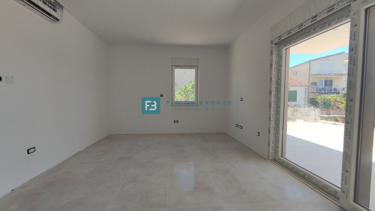 VODICE, novogradnja, 300 m od plaže, 1. nadstropje, pogled na morje