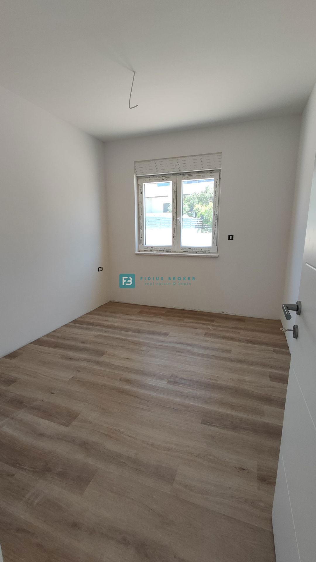 VODICE, novogradnja, 300 m od plaže, 1. nadstropje, pogled na morje
