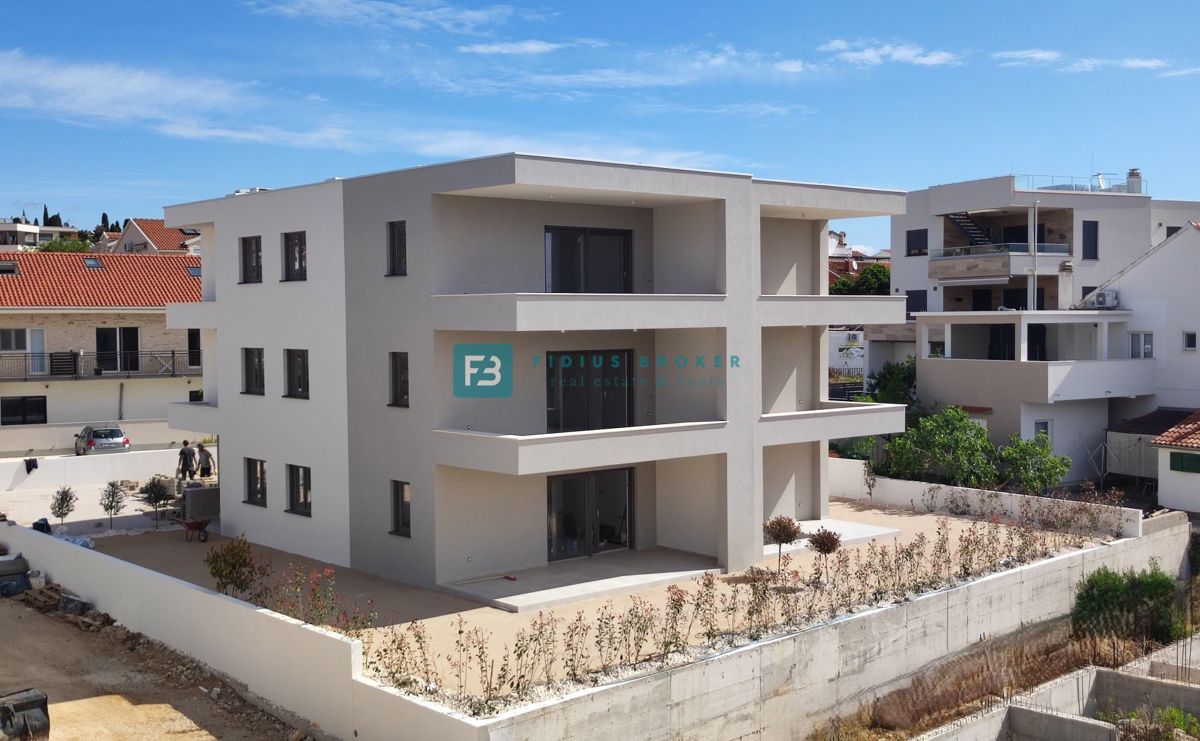 VODICE, novogradnja, 300 m od plaže, 1. nadstropje, pogled na morje
