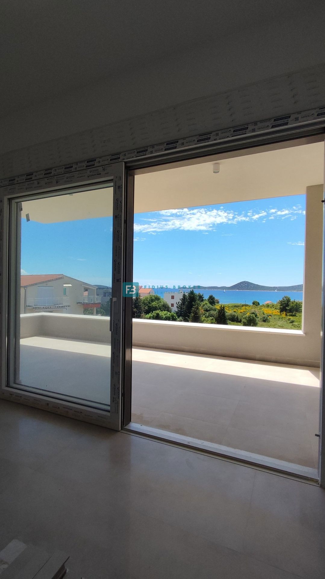 VODICE, novogradnja, 300 m od plaže, 1. nadstropje, pogled na morje