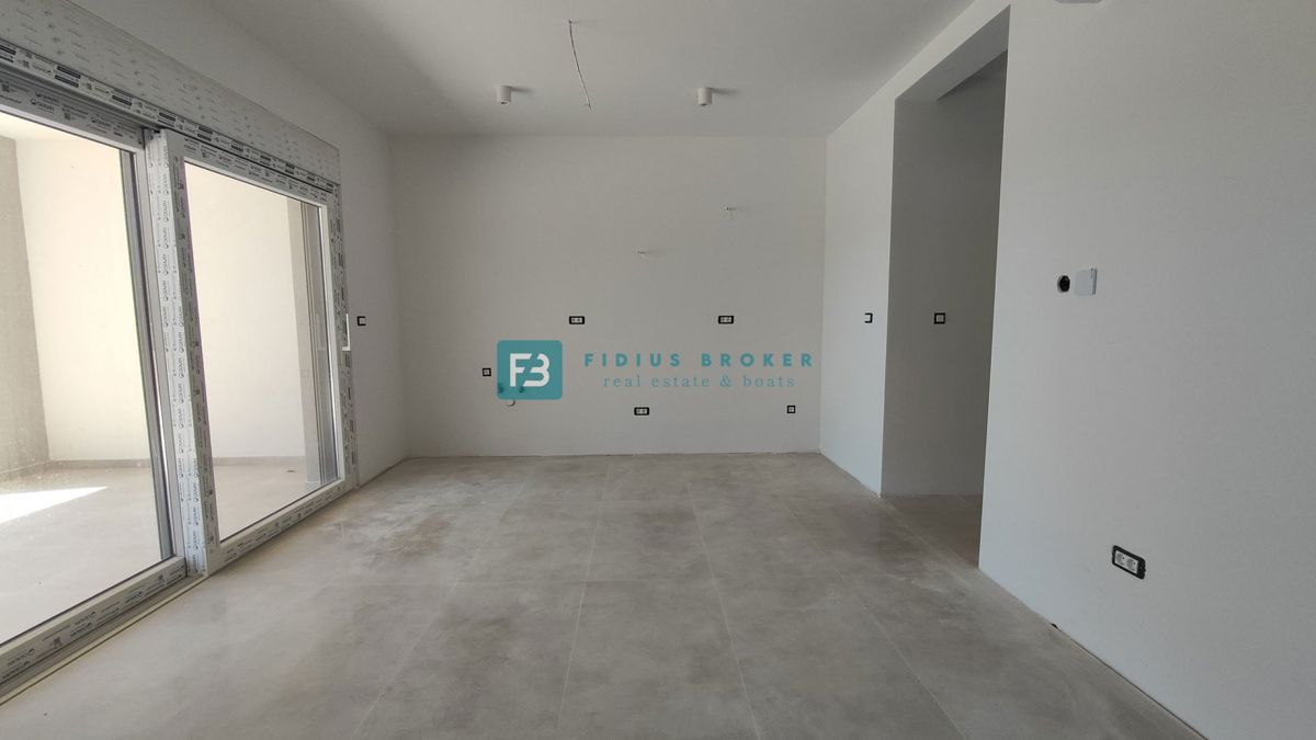 VODICE, novogradnja, 300 m od plaže, 1. nadstropje, pogled na morje