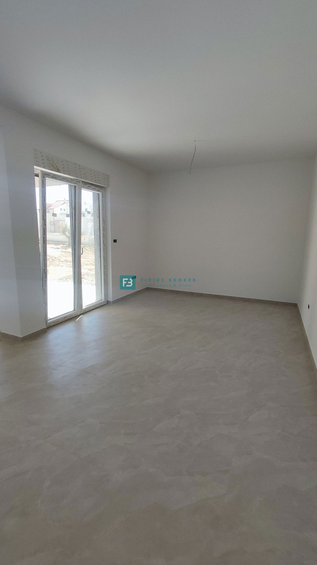 VODICE, nova, moderna hiša dvojček, panoramski pogled na morje, bazen, vrt, S2