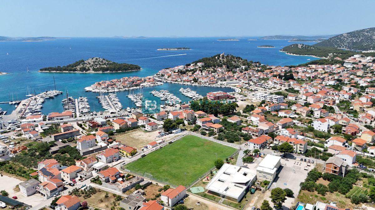 TRIBUNJ, novo, 2. nad., 400 m do plaže, pogled na morje