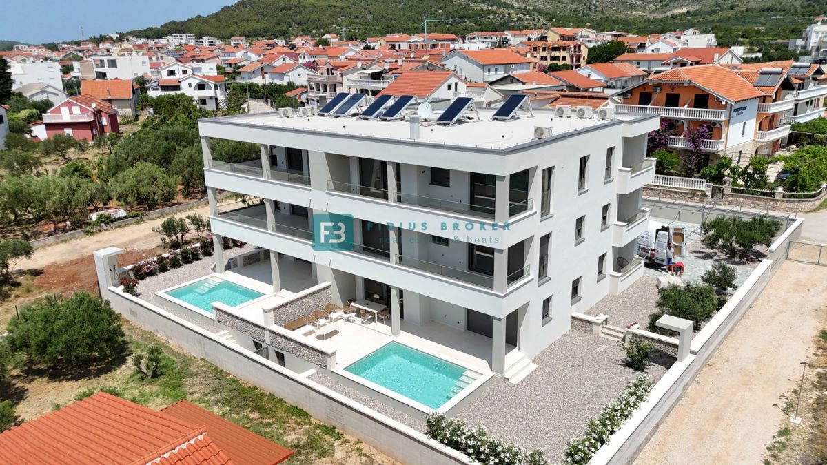 TRIBUNJ, novo, 2. nad., 400 m do plaže, pogled na morje