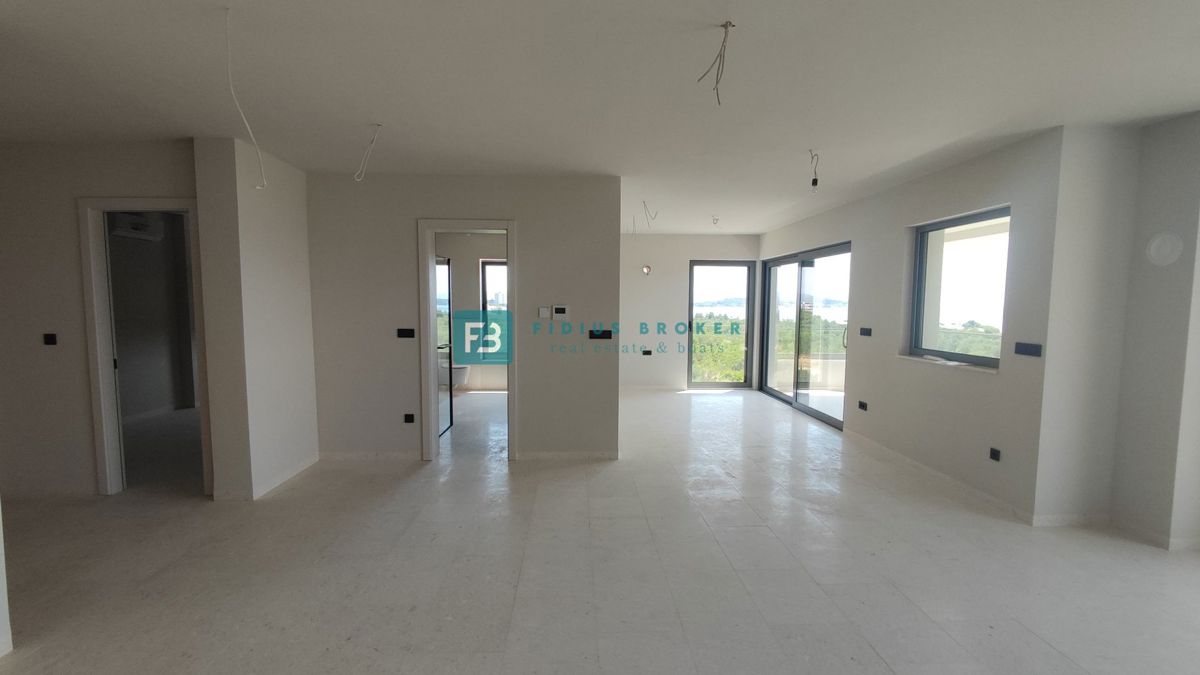 TRIBUNJ, novo, 2. nad., 400 m do plaže, pogled na morje