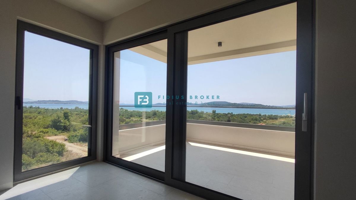 TRIBUNJ, novo, 2. nad., 400 m do plaže, pogled na morje