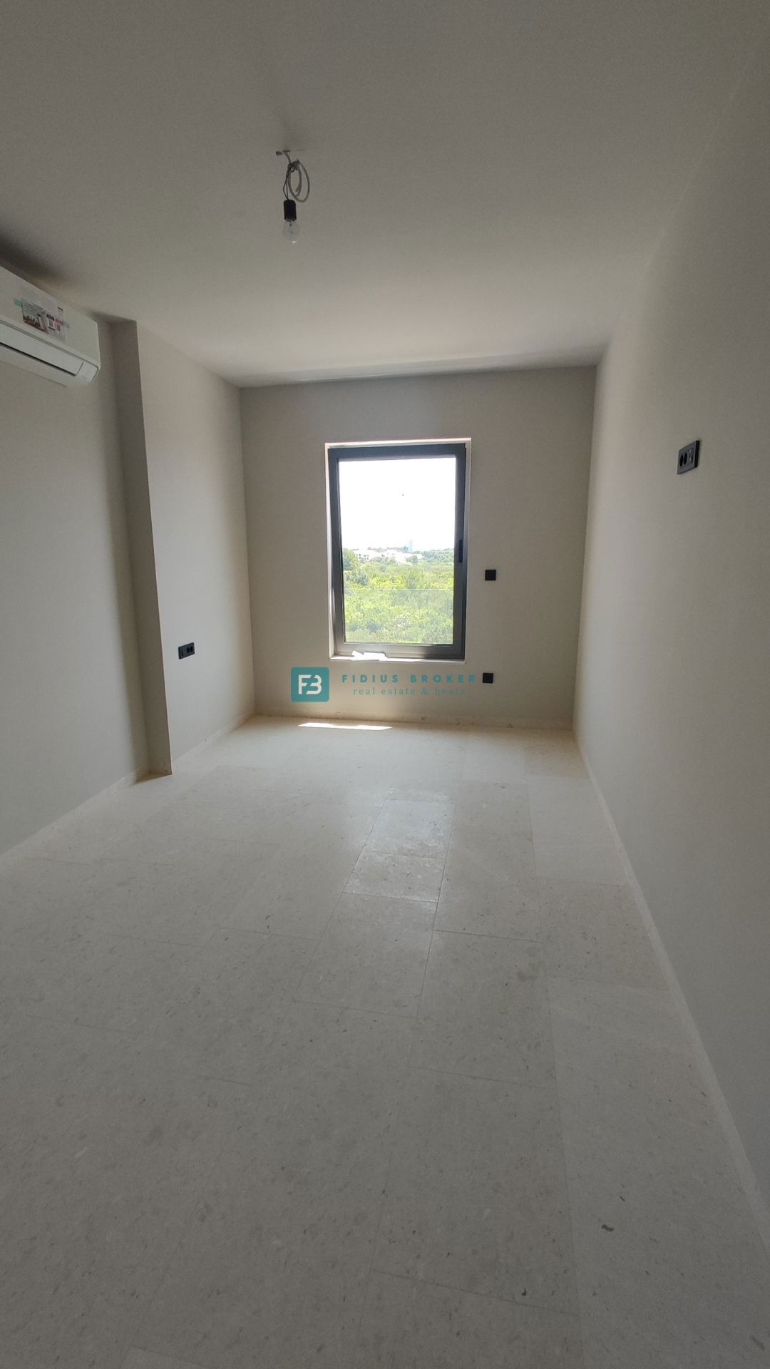 TRIBUNJ, novo, 2. nad., 400 m do plaže, pogled na morje