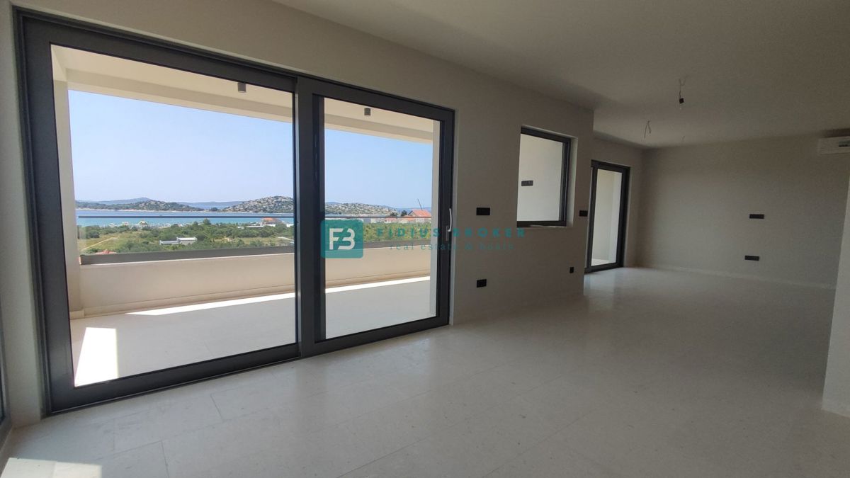 TRIBUNJ, novo, 2. nad., 400 m do plaže, pogled na morje