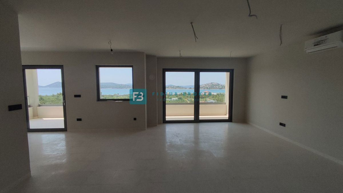 TRIBUNJ, novo, 2. nad., 400 m do plaže, pogled na morje