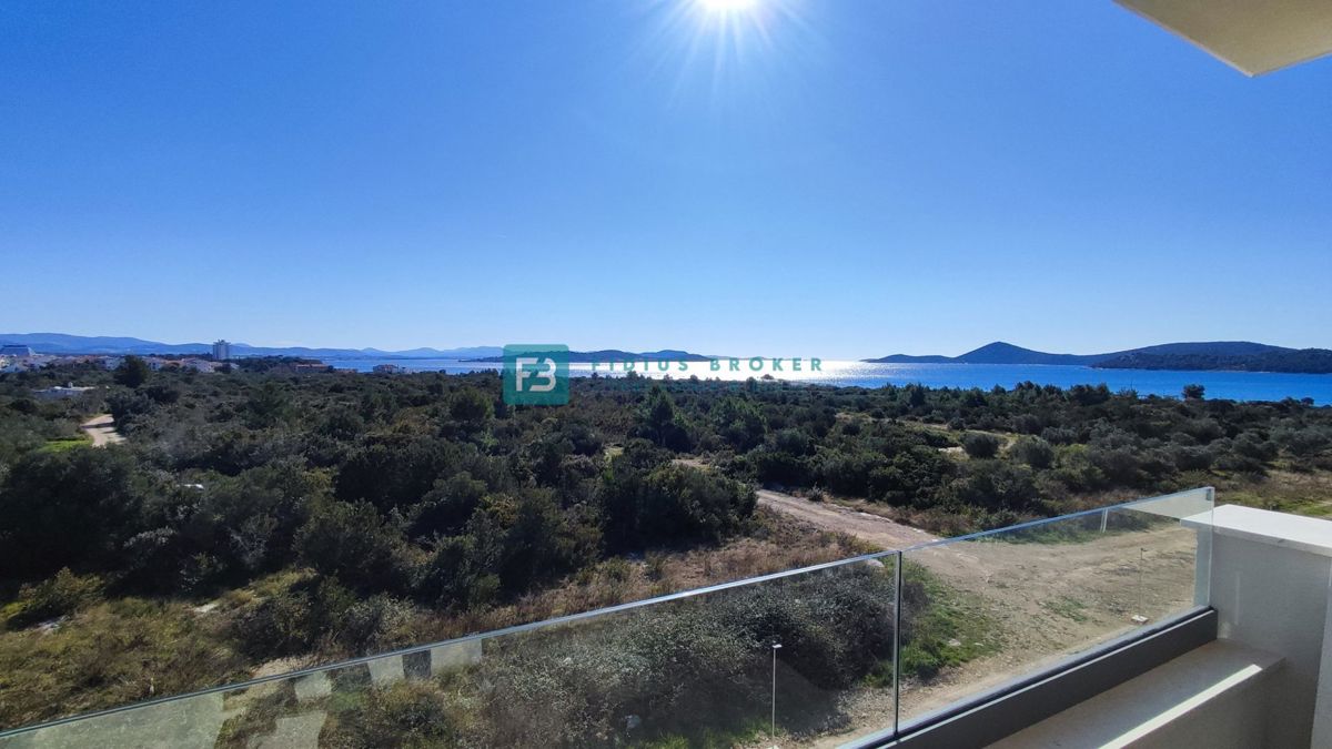 TRIBUNJ, novo, 2. nad., 400 m do plaže, pogled na morje