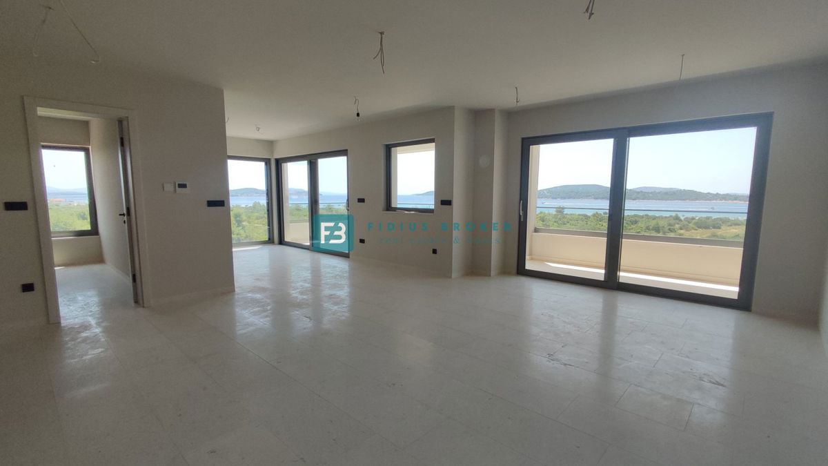 TRIBUNJ, novo, 2. nad., 400 m do plaže, pogled na morje