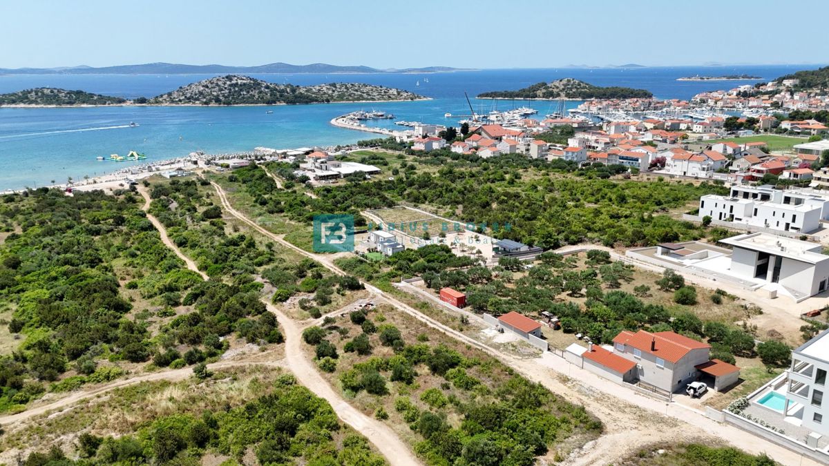 TRIBUNJ, novo, 2. nad., 400 m do plaže, pogled na morje