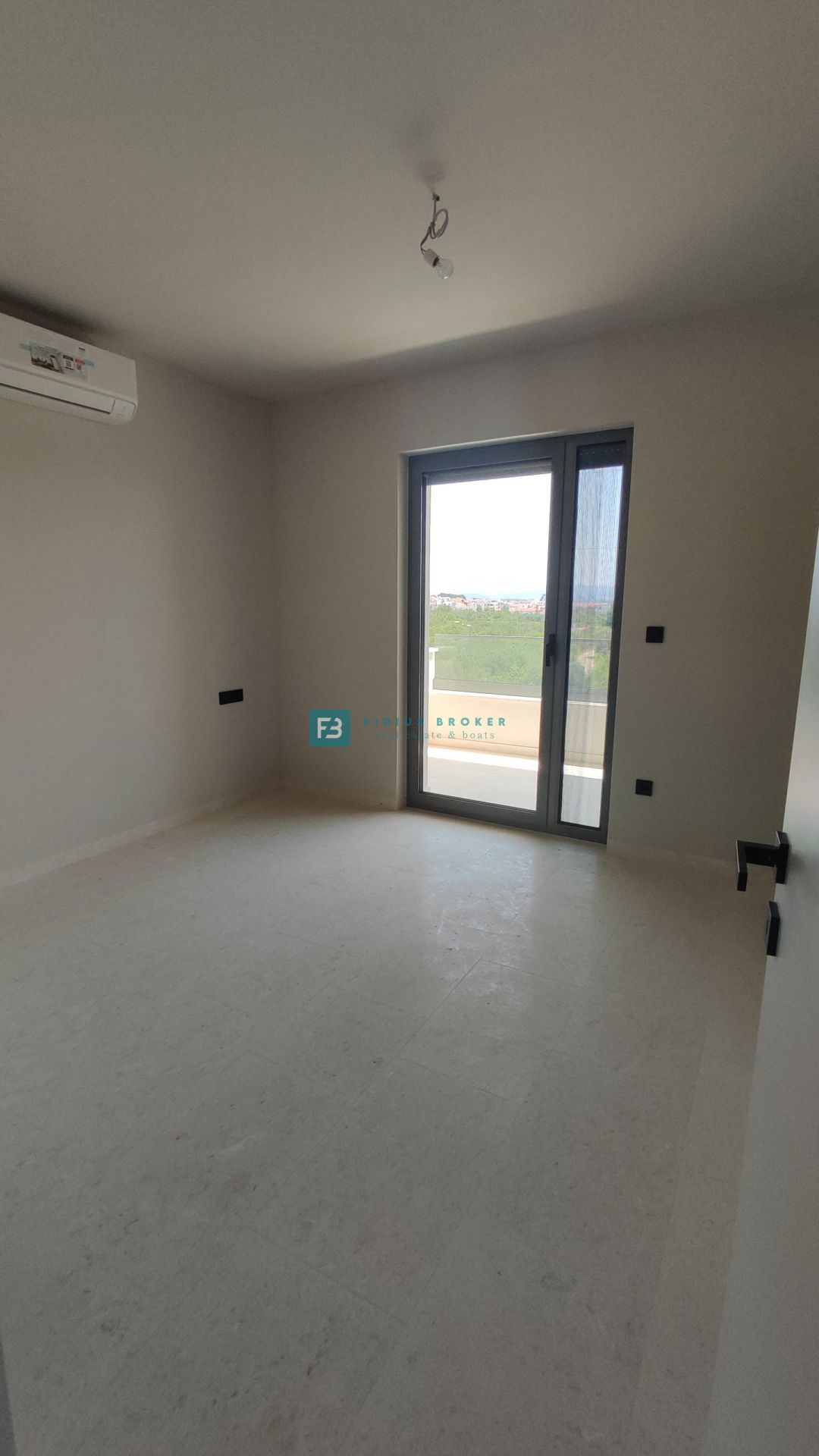 TRIBUNJ, novo, 2. nad., 400 m do plaže, pogled na morje