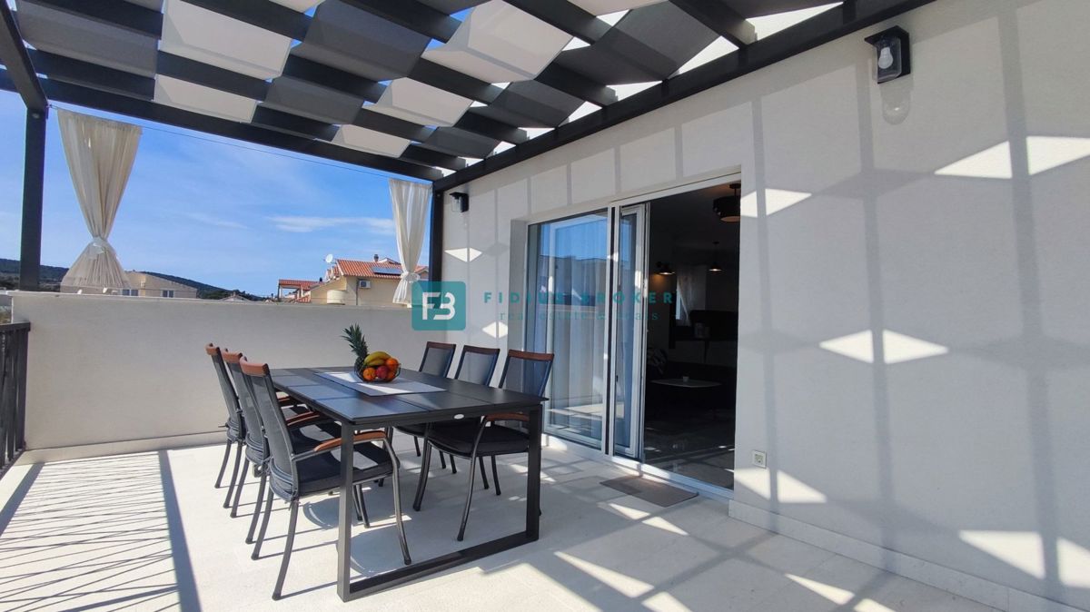 VODICE, nova, opremljena samostojna hiša, bazen, dvorišče, strešna terasa, klet