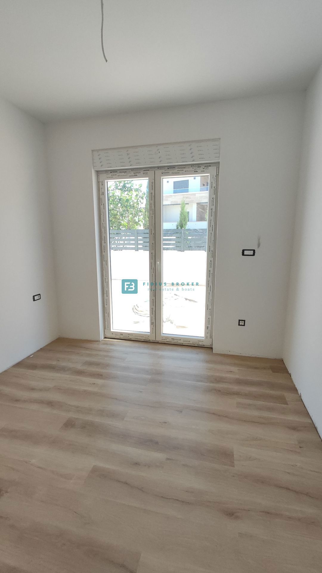 VODICE, novogradnja, 300 m od plaže, pritličje, vrt 121 m2