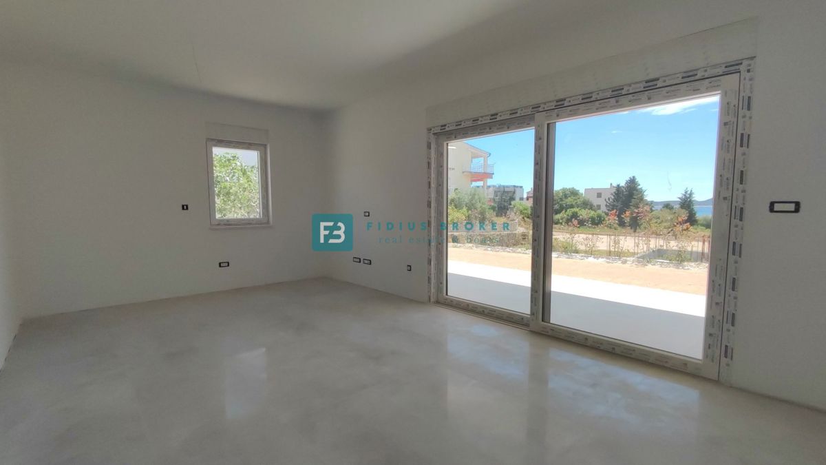 VODICE, novogradnja, 300 m od plaže, pritličje, vrt 121 m2