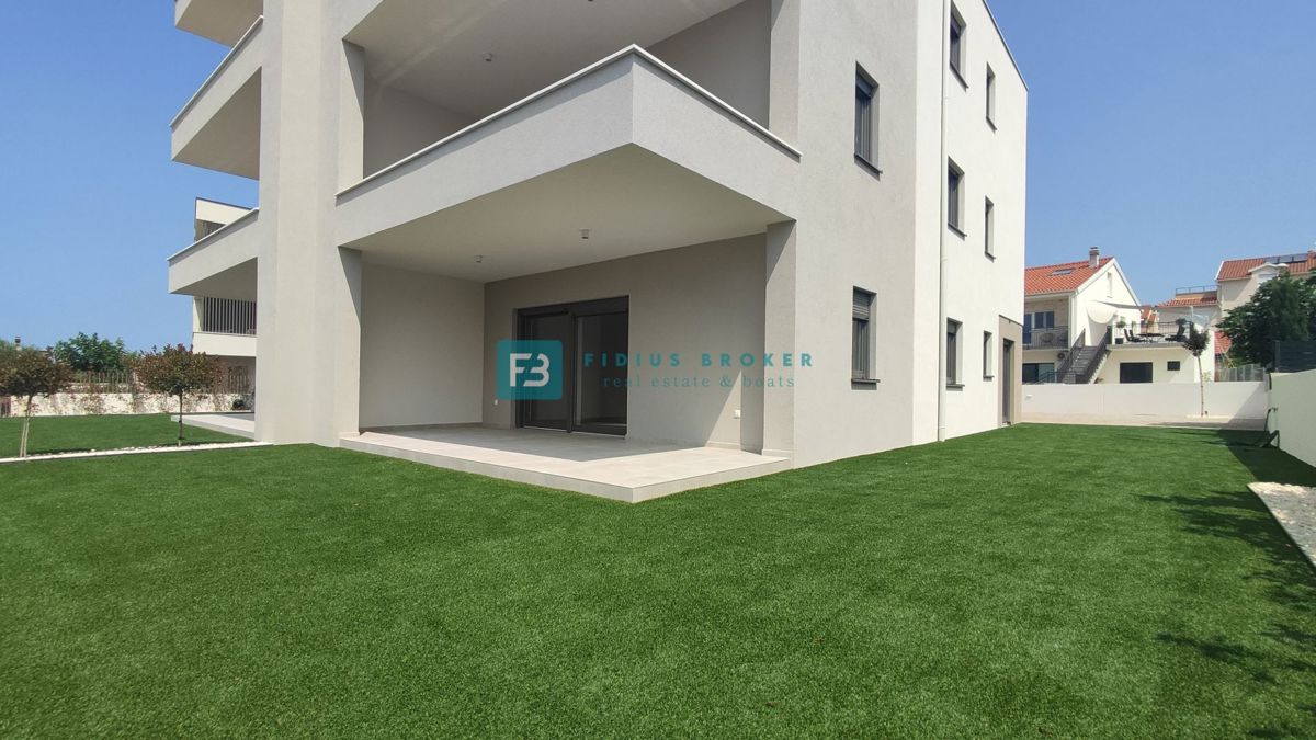 VODICE, novogradnja, 300 m od plaže, pritličje, vrt 121 m2