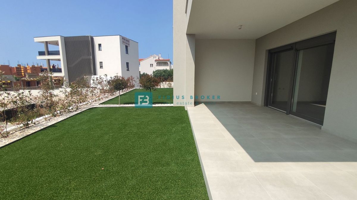 VODICE, novogradnja, 300 m od plaže, pritličje, vrt 121 m2