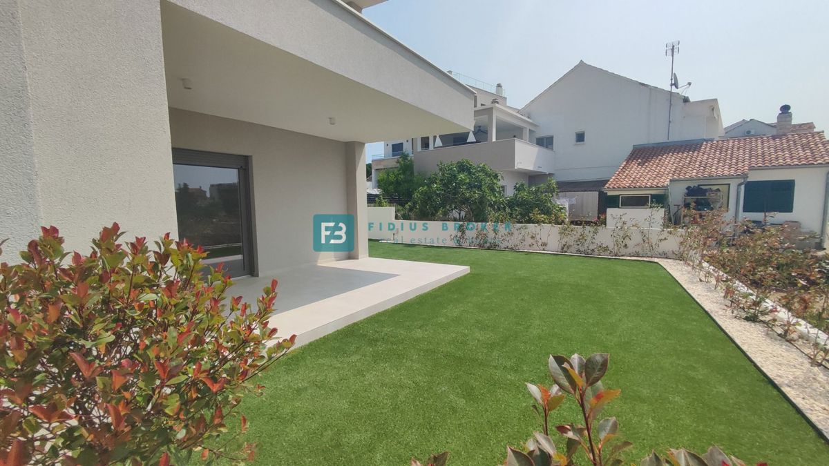 VODICE, novogradnja, 300 m od plaže, pritličje, vrt 121 m2