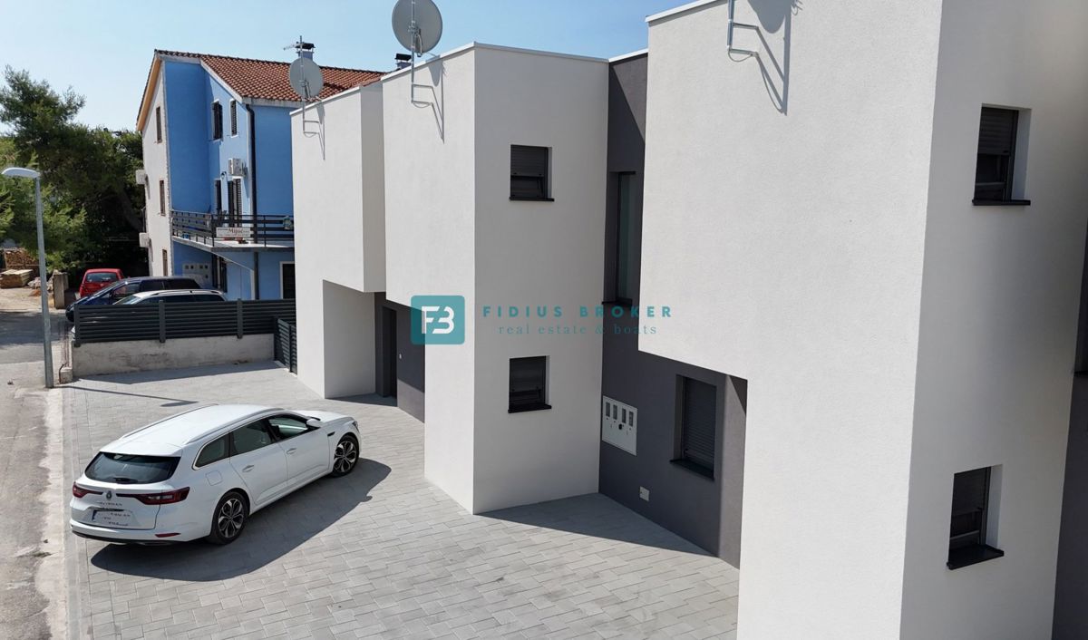 VODICE, nova, pravkar dokončana, moderna hiša, dvorišče, 2 parkirni mesti