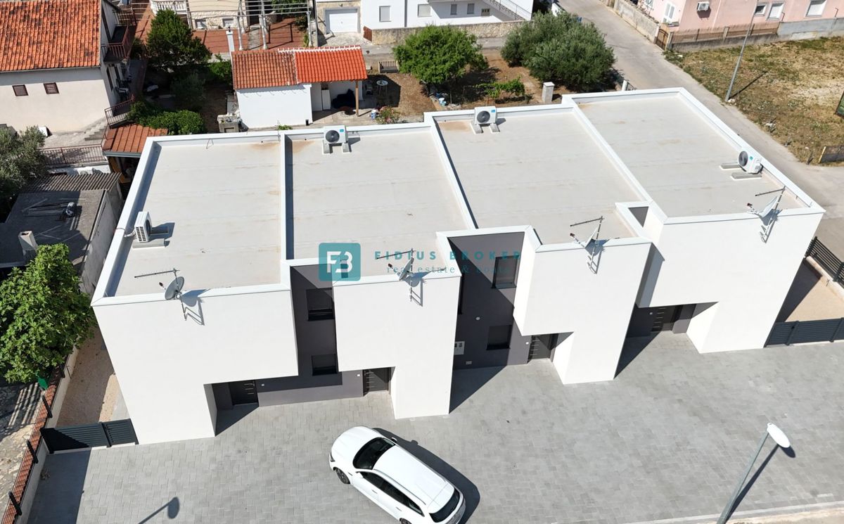 VODICE, nova, pravkar dokončana, moderna hiša, dvorišče, 2 parkirni mesti