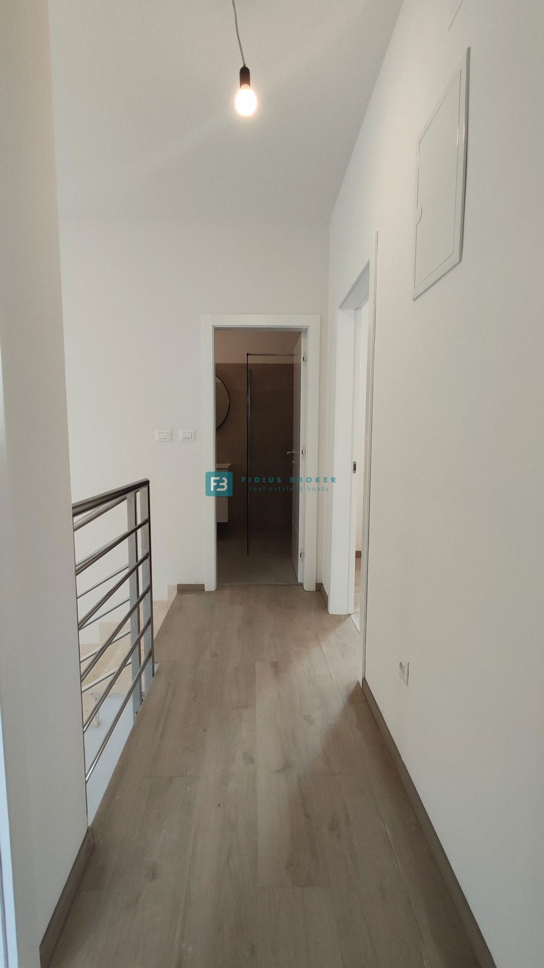 VODICE, nova, pravkar dokončana, moderna hiša, dvorišče, 2 parkirni mesti