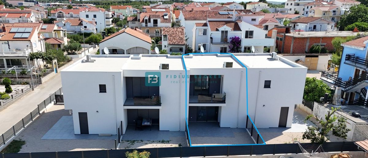 VODICE, nova, pravkar dokončana, moderna hiša, dvorišče, 2 parkirni mesti