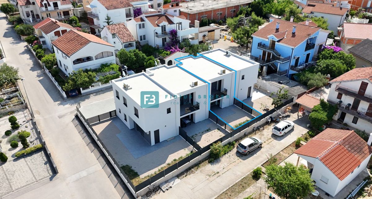 VODICE, nova, pravkar dokončana, moderna hiša, dvorišče, 2 parkirni mesti