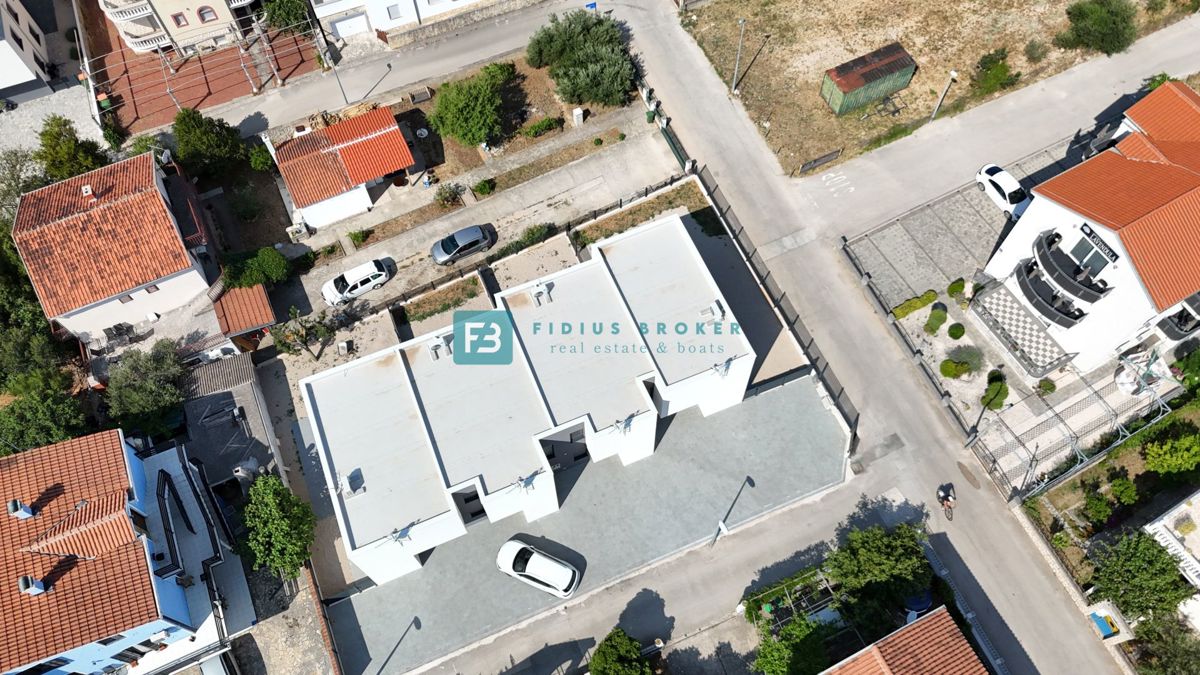 VODICE, nova, pravkar dokončana, moderna hiša, dvorišče, 2 parkirni mesti