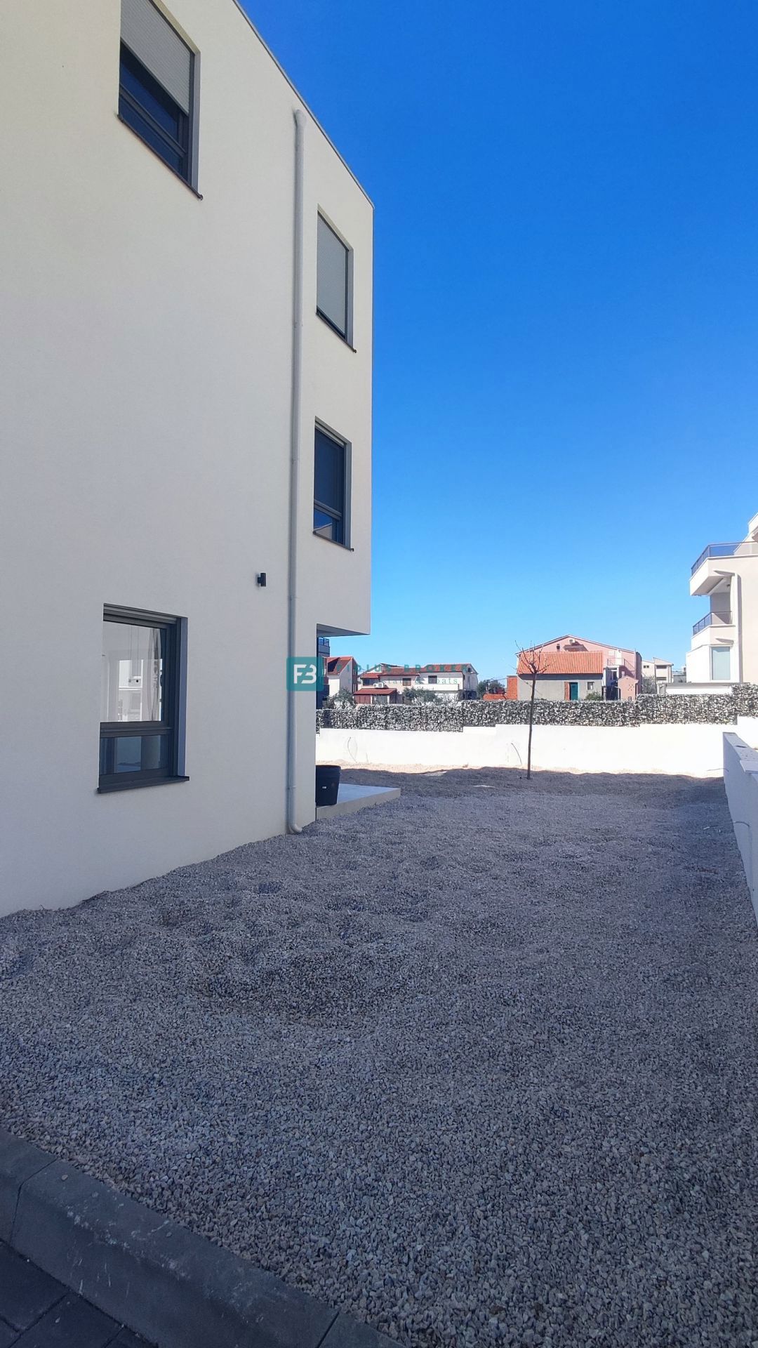VODICE, novo, 400 m do morja, luksuzno stanovanje, pritličje + vrt, S3
