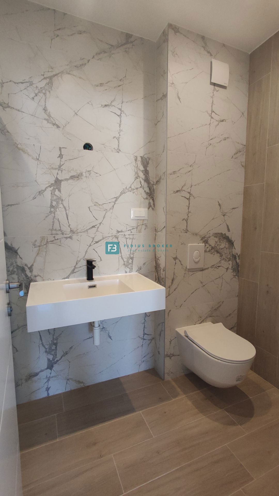 VODICE, novogradnja, 300 m od plaže, pritličje, vrt 134 m2