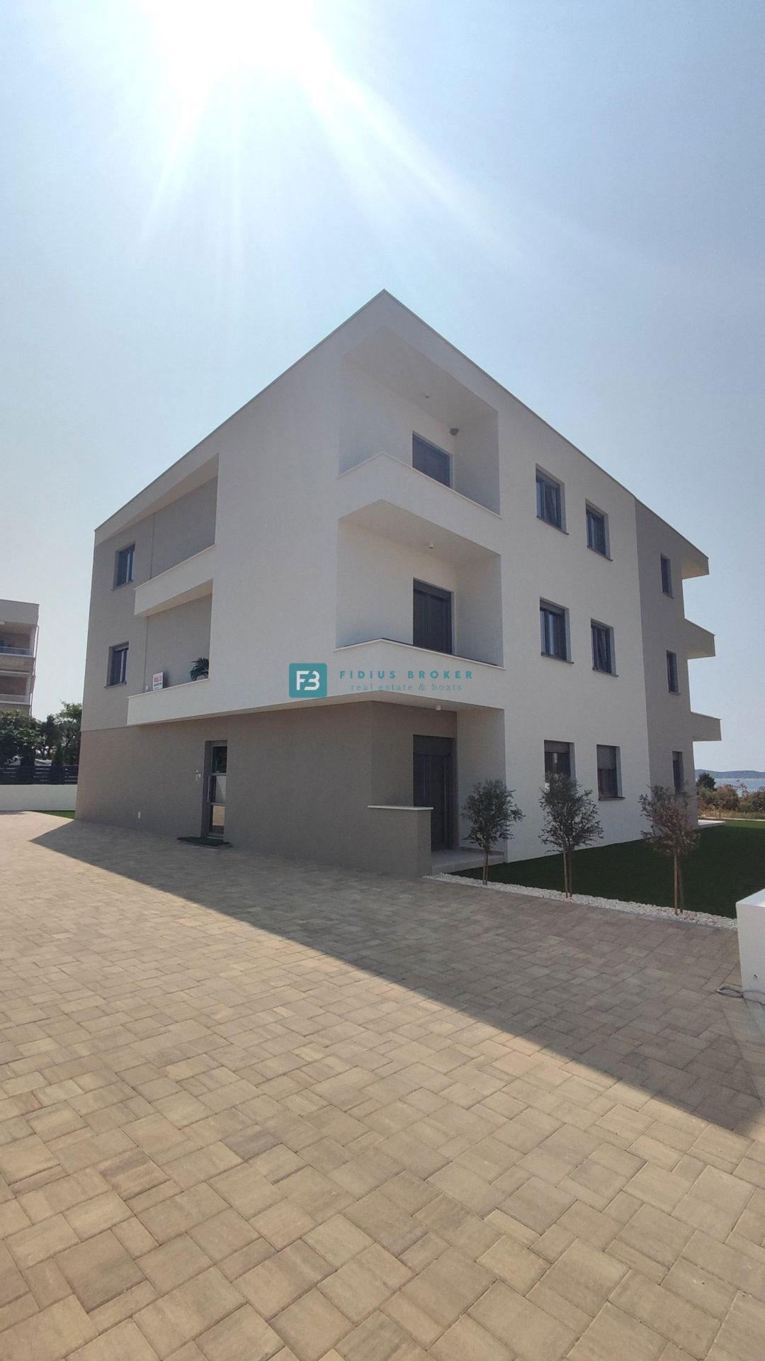 VODICE, novogradnja, 300 m od plaže, pritličje, vrt 134 m2