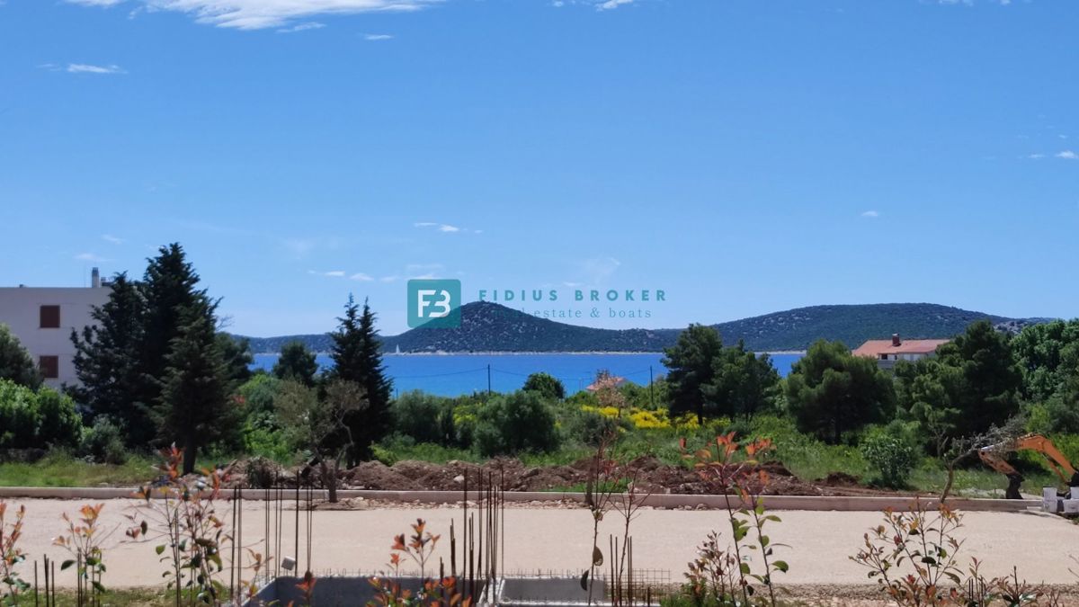 VODICE, novogradnja, 300 m od plaže, pritličje, vrt 134 m2