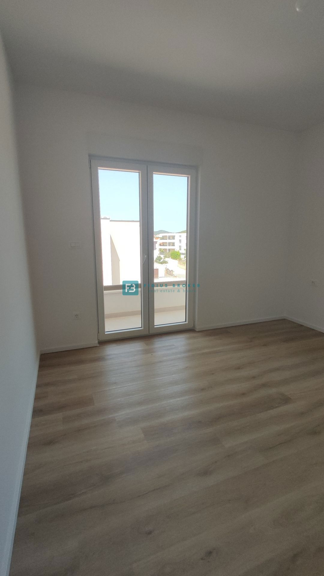 VODICE, novogradnja, 300 m od plaže, pritličje, vrt 134 m2